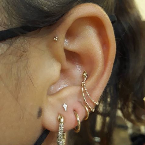 Forward Helix Piercing Ideas, Ear Setup, Constellation Piercing, Vibe Outfits, Pretty Piercings, Minimalist Ear Piercings, Earring Stacks, Constellation Piercings, Ear Peircings