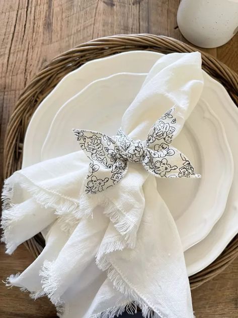 Three Simple Napkin Rings to DIY - CuterTudor | Hometalk Uses For Napkin Rings, Simple Napkin Folding Ideas With Rings, Ribbon Napkin Rings Diy, Diy Wedding Napkin Rings, Napkin Rings Diy Ideas, Diy Napkin Rings Wedding, Homemade Napkin Rings, Diy Place Card Holders, Ribbon Napkin Rings