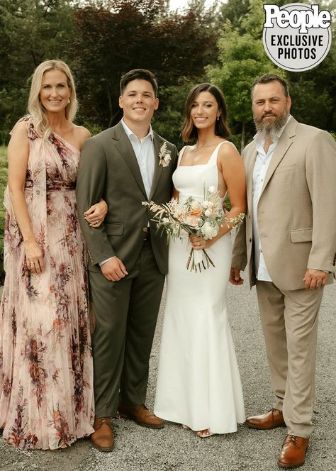 Fall Wedding Family Photos, Bella Robertson Wedding, Sadie Robertson Wedding, Duck Dynasty Wedding, Bella Robertson, Korie Robertson, Outfits Church, Mob Dress, Lisa Robertson