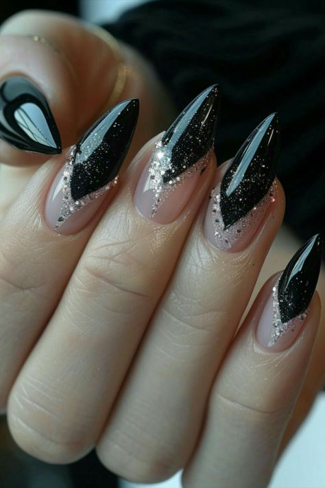 gothic nail art Gothic Wedding Nails, Goth Wedding Nails, Simple Gothic Nails, Gothic Nail Designs, Vampy Nails, Nails Gothic, Vampire Nails, Holloween Nails, Witchy Nails