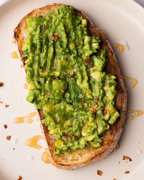 Avocado Honey Toast Recipe (Kylie Jenner) - TastyAZ Avocado Toast Recipes, Gluten Free Banana Cake, Roti Panggang, Toast Recipe Breakfast, Simple Avocado Toast, Avocado Toast Recipe, Honey Toast, Gluten Free Banana, Easy Brunch