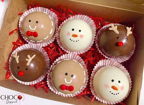 Chocolate Balls Packaging, Christmas Themed Chocolate Strawberries, Grinch Hot Cocoa Balls, Hot Chocolate Bar Party, Hot Chocolate Treats, Fondant Cake Tutorial, Christmas Party Treats, Christmas Chocolates, Cake Pop Displays