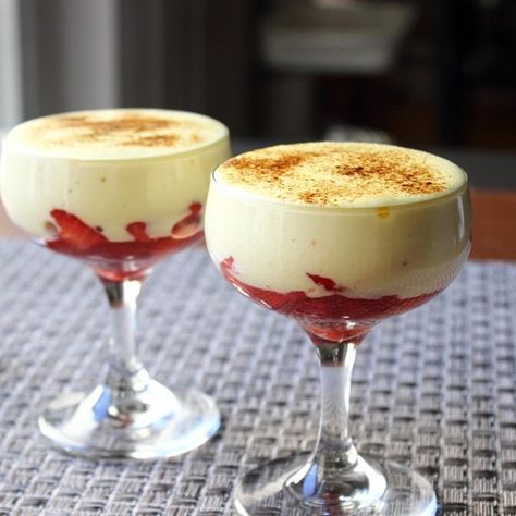 Chef John's Zabaglione I "In this classic Italian dessert, sweet, juicy fruit is enveloped in a rich but impossibly light custard." Zabaglione Italian, Valentines Meal, Zabaglione Recipe, Fruit Custard, Olive Garden Recipes, Italian Cakes, Dessert Oreo, Recipes Italian, Chef John