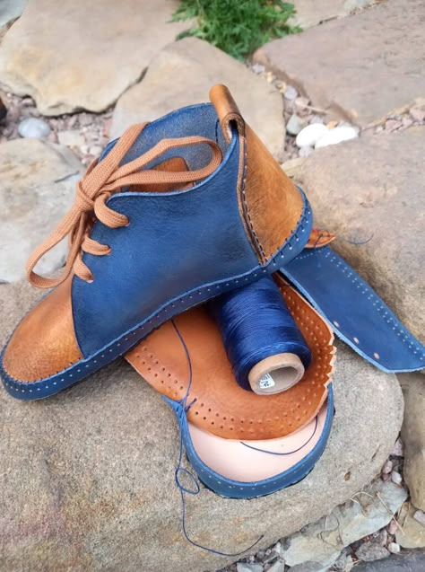 Leather Moccasins Pattern, Fair Outfit Ideas, Leather Projects Ideas, Earthing Shoes, Homemade Shoes, Make Your Own Shoes, Hippie Sandals, Barefoot Boots, Making Shoes