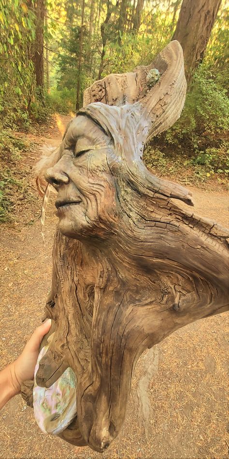 Art Sculpture En Bois, Wood Carving Art Sculpture, Sculpture Textile, Wood Carving Faces, Wood Nymphs, Wood Spirit, Driftwood Sculpture, Tree Carving, Chainsaw Carving