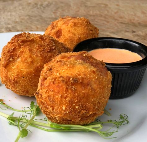 Island Appetizers, Yucca Fritters, Yuca Balls, Paraguayan Food, Sriracha Dipping Sauce, Fried Yuca, Yucca Recipe, Yuca Recipes, Cassava Recipe