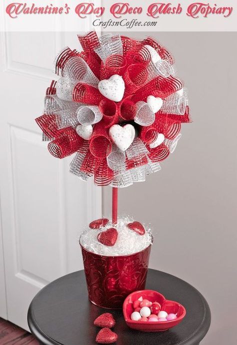 Saint Valentin Diy, Deco Mesh Crafts, Valentines Bricolage, Christmas Topiary, Valentine Centerpieces, Diy Valentine's Day Decorations, Diy Valentines Decorations, Valentine Projects, Diy Christmas Decorations