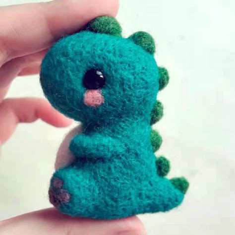 Needle Felted Dino, Needle Felted Dinosaur, Felt Needling, Dinosaur Craft, Diy Wool Felt, Diego Brando, Felt Monster, Felting Diy, Diy Wool