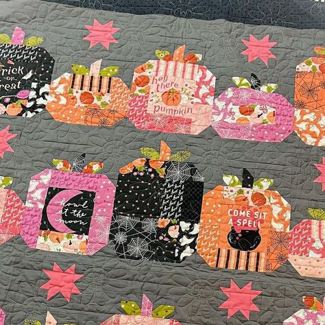 Janiel   Longarm Quilter on Instagram: "Happy Friday!!!! Is it almost spooky season??? It almost feels that way at my house this morning.  I finished binding on my Hocus  Pocus quilt last night. This quilt in these fun fabrics is soooooo CUTE!!!!!   Fabric is #heyboo by @lellaboutique for @modafabrics plus a few fabrics from my stash Background fabric is #AGF  Pattern: Hocus Pocus by @thepatternbasket  I love this fun cute pattern!🥰   Quilting: Pushing Daisies   I have used 80/20 warm and natural for the batting @thewarmco  I have used the panel and fussy cut to fit the medium pumpkins. Fun fun fun!!! The striped binding is so fun and just sets it all off!!! Then the super cute checked grey and white backing. 🥰 It finished out at 52x65 the perfect couch throw for the spooky season!!!   N Hocus Pocus Quilt Pattern, Fussy Cut Quilt Patterns, Hocus Pocus Quilt, Pumpkin Quilts, Pumpkin Quilt Pattern, Quilt Halloween, Pumpkin Quilt, Halloween Quilt, Log Cabin Quilt Pattern