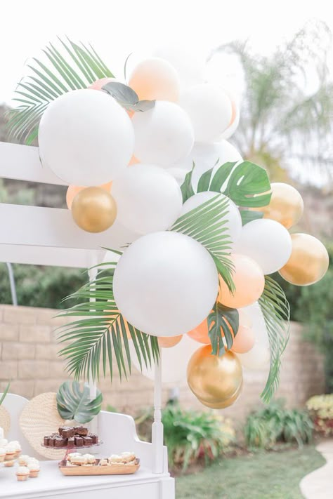 Tropical Bridal Shower Theme, Hawaiian Bridal Shower, Luau Bridal Shower, Theme Bapteme, Hawaiian Baby Showers, Tropical Elements, Tropical Showers, Luau Baby Showers, Tropical Party Decorations