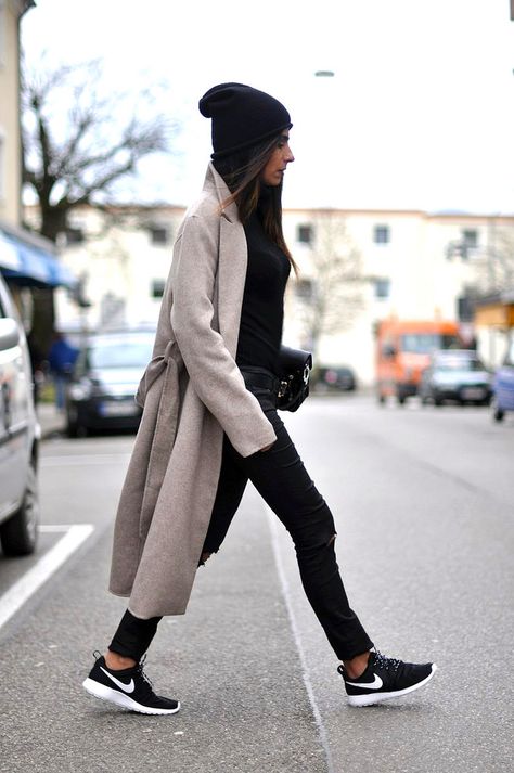 Black beanie, beige trench coat, black top, black ripped jeans, and Nike Roshe Run shoes Outfits Leggins, Fashion Blogger Style, Looks Street Style, Outfit Trends, Nike Shox, Sport Chic, Mode Inspo, Sporty Chic, Sneakers Outfit