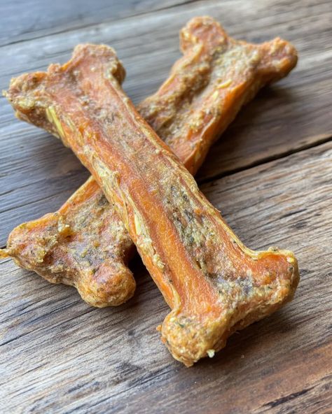 Apple and Carrot Hard Bones for Dogs: Homemade Treat for Pups - mydogrecipe Healthy Snacks For Dogs Pet Treats, Rosemary Dog Treats, Dog Bone Treat Recipes, Homemade Dog Food Storage, Homemade Puppy Teething Treats, Baked Dog Treats Recipes Pumpkin, Crunchy Dog Treats Recipes, Eggless Dog Treats, Diy Dog Chew Treats