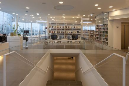 Library and multipurpose rooms in Maranello – Andrea Maffei and Arata Isozaki | Arketipo Arata Isozaki, Multifunctional Room, Multipurpose Room, Glass Facades, Panel Systems, Shelving Systems, Reading Room, Plank Flooring, Residential Building