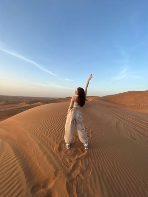 Pose In Desert, Desert Trip Outfit, Dubai Ideas Photo, Desert Inspo Pics, Sand Dune Outfits, Sharm El Sheikh Outfit, Huacachina Peru Outfits, Dubai Safari Outfit, Dubai Poses