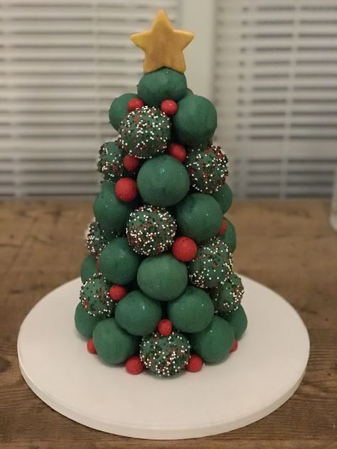 Cake Pop Christmas Tree, Cake Pop Christmas, Cake Pops Christmas, Pop Christmas, Red Birthday Cakes, Cake Pop Displays, Christmas Cake Pops, Christmas Cake Designs, Cake Pops How To Make