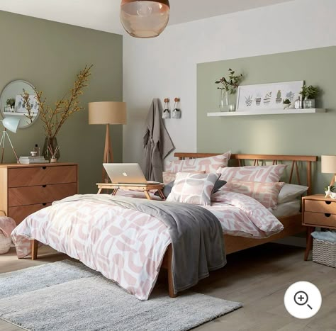 Green Wooden Bedroom, Scandi Green Bedroom, Scandi Style Interiors, Wooden Style Bedroom, Bedroom Inspirations Wooden Bed, Bedroom Oak Furniture, Oak Bedroom Ideas, Bedroom Wooden Bed, Oak Furniture Bedroom