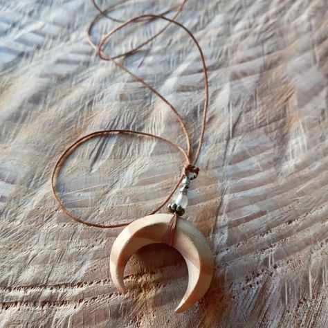 Wooden Carved Jewelry, Easy Carving Ideas Wood, Wood Carving Necklace, Wood Carved Pendants, Wood Carved Jewelry, Wood Jewellery Handmade, Wooden Jewelry Handmade, Wooden Necklace Handmade, Wood Necklace Pendant