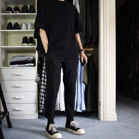 Black Ankle Pants Outfit Men, 70's Outfits, Experimental Fashion, Black Outfit Men, Black Monochrome, Minimalist Fashion Men, Pants Outfit Men, Mens Trendy Outfits, Street Style Outfits Men