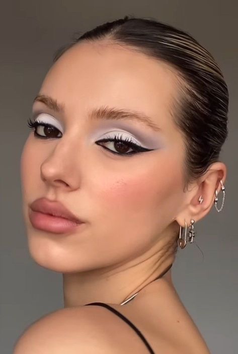 Makeup Ideas 90s, Trendy Makeup 2023, 2000 Makeup Look, Womans Tattoos, Glow Up For Summer, Makeup Looks Creative, Valentine Day Aesthetic, 2000 Makeup, Eye Makeup Simple