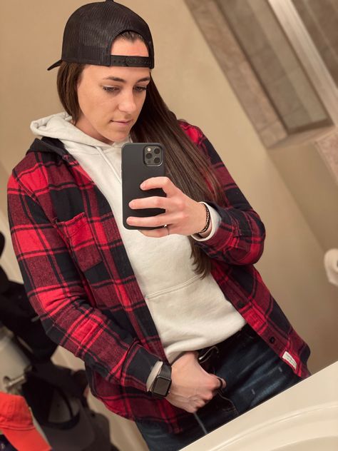 Flannel Lesbian Style, Chapstick Lesbian Style Outfit, Lesbian Flannel Outfit, Masculine Style For Women, Soft Butch Lesbian Style, Masculine Lesbian Style, Chapstick Lesbian Style, Outfit With Flannel, Masculine Girl