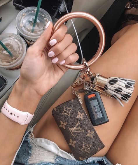 Car Keychain Ideas, Lv Key Pouch, Louis Vuitton Key Pouch, Girly Car Accessories, Girly Car, Cute Car Accessories, Key Pouch, Key Accessories, Keychain Wallet