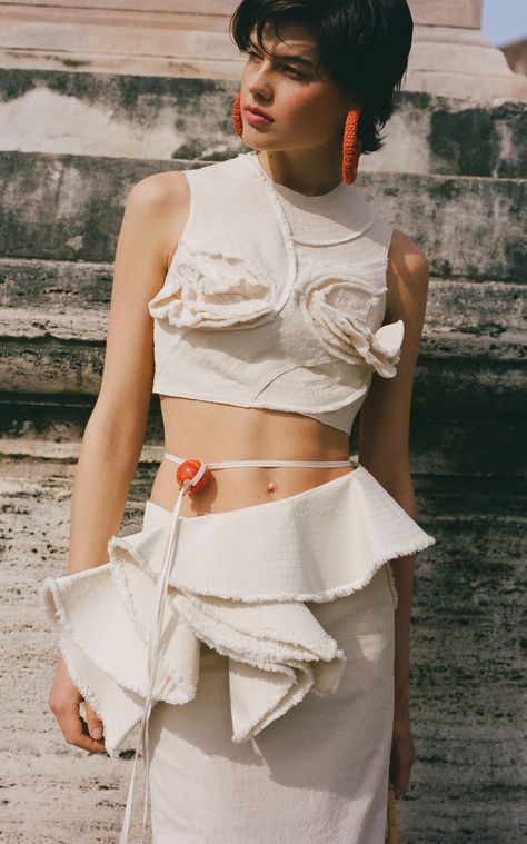 https://www.modaoperandi.com/women/p/jacquemus/le-haut-artichaut/557390 Fashion Trend Inspiration, Backless Crop Top, Dress Aesthetic, Cult Gaia, Sleeveless Crop Top, Cropped Style, Bridal Looks, Creative Fashion, Moda Operandi