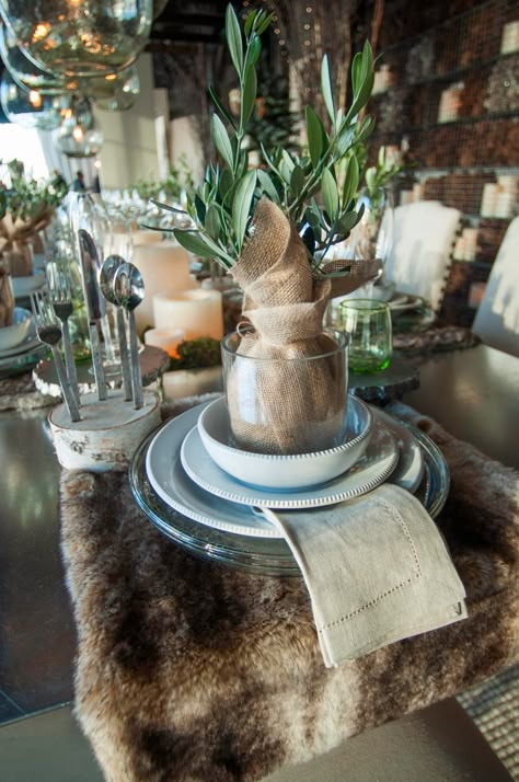 This Pottery Barn Table Will Transport You to a Winter Wonderland Winter Table Settings, Fur Table, Winter Table Setting, Pottery Barn Table, Faux Fur Wedding, Wedding Fur, Tafel Decor, Winter Table, Holiday Table Decorations