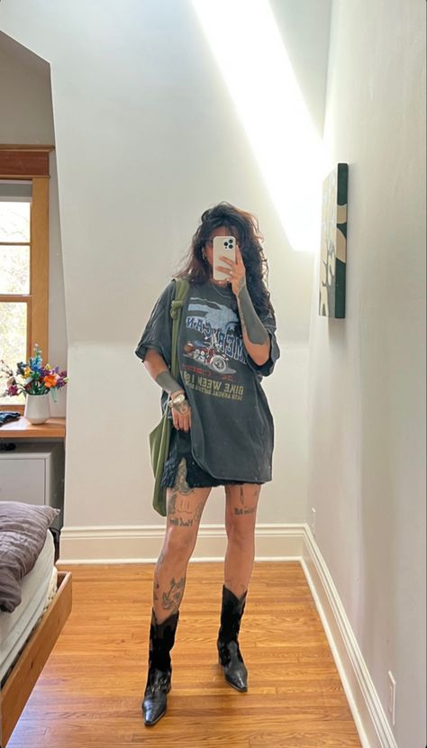 Edgy Indie Outfits, Skirt And Cowboy Boots Outfit, Edgy Outfits Summer, Indie Concert Outfit, Indie Summer Outfits, Hippie Clothes Aesthetic, Black Cowboy Boots Outfit, Cowboy Boot Outfits, Cowgirl Boots Outfit