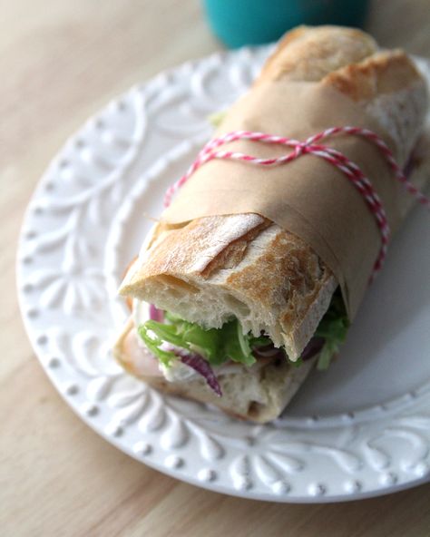 Brie Sandwich, Baguette Sandwich, Best Lunch Recipes, Green Lettuce, Recipe Paper, Party Sandwiches, Deli Sandwiches, Meat Pies, Cold Lunches