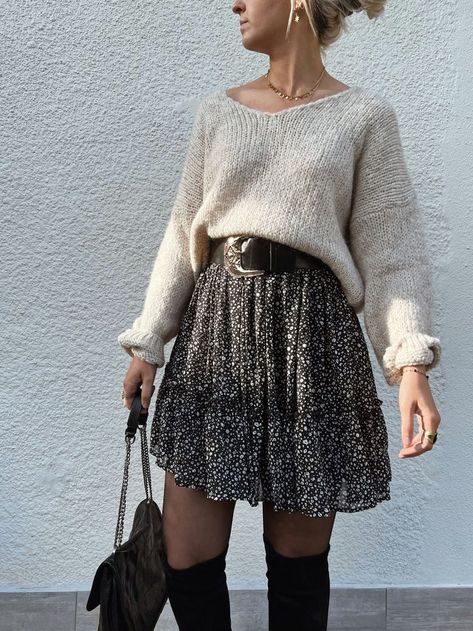 35 Cute and Trendy Ways To Wear a Floral Print Skirt – May the Ray Floral Print Skirt Outfit, Print Skirt Outfit, Printed Skirt Outfit, Valentines Sweater, Skirt Outfit Ideas, Mode Hippie, Rock Outfit, Floral Print Skirt, Mode Inspo