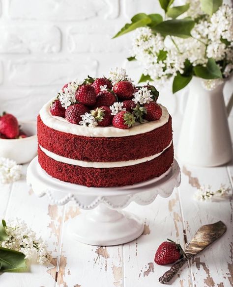 Naked Cake, Red Velvet Cake with Strawberries Red Velvet Naked Cake, Red Velvet Cake Decoration, Best Cake Ideas, Red Velvet Birthday Cake, Red Velvet Wedding Cake, Bolo Red Velvet, Red Velvet Cheesecake, Elegant Birthday Cakes, Dessert Photography