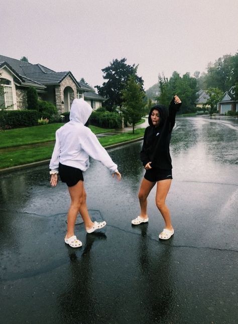 Picture idea, best friends picture idea, pictures in the rain, dancing in the rain Pictures In The Rain, Rain Dancing, Rain Pictures, Friends Picture, Rain Photo, Dance In The Rain, Best Friend Photoshoot, Best Friends Shoot, Best Friends Aesthetic