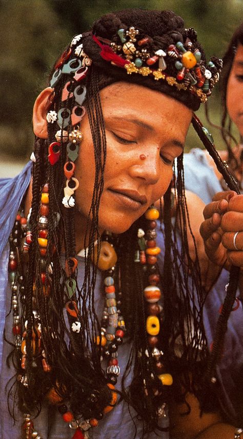 Mauritanian woman African People, We Are The World, Hair Decorations, World Cultures, African Culture, African Beauty, African Hairstyles, Tunisia, People Around The World