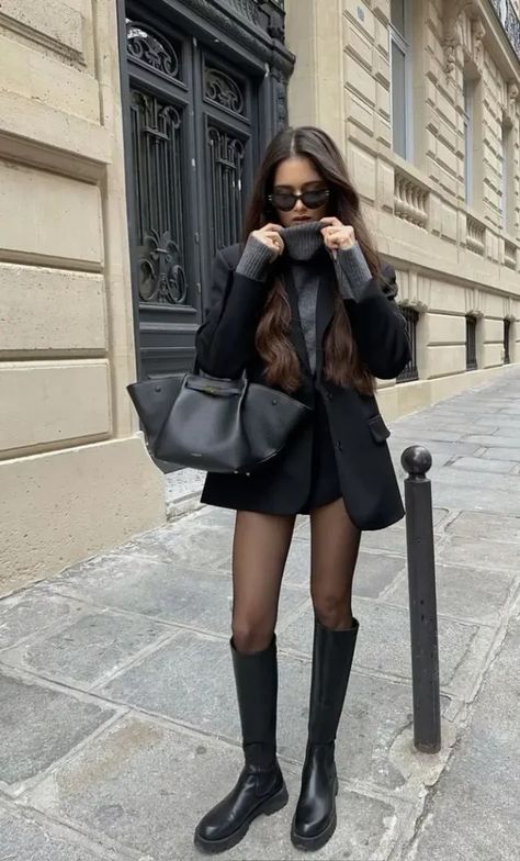 Paris Boots Outfit, Kneehighboots Outfits, Fall Outfit With Boots, Rok Outfit, Black Boots Outfit, Winter Fashion Outfits Casual, Chique Outfits, Outfit Chic, Beige Outfit