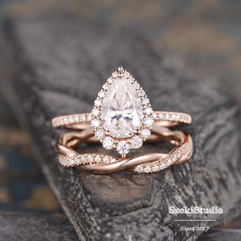 "1.6ct Pear Cut Moissanite Engagement Ring Set Pear Shaped Wedding Ring Infinity Diamond Rose Gold Bridal Set Tear Drop Halo Ring Engagement ring: https://www.etsy.com/listing/1062234205 ITEM INFORMATION Metal Type - Solid 14k Rose Gold Band Width - (approx. 1.5mm) **Engagement Ring** Center Stone: Moissanite, Pear Shaped * 6*9mm, about 1.6ct Color- D-E-F Clarity- VVS Side Stone - Natural Diamond Weight - 0.37ct Clarity -SI Color - H **Wedding Band** Band width: 2.3mm Stone - Natural Diamond Weight - 0.2ct Clarity -SI Color - H **Accent Stones:  moissanites or diamonds can be selected. **Stone Replacement** Available with any other gemstones, please feel free to contact me for a quote. **Metal Type** Available in 14K or 18K yellow gold, white gold, and rose gold. Please select from the dro Rose Gold Wedding Ring Teardrop, Tear Drop Engagement Ring With Halo, Halo Teardrop Engagement Ring, Pear Ring With Twisted Band, Diamond Pear Engagement Rings, Pear Shape Rose Gold Engagement Ring, Teardrop Stacked Engagement Ring, Pear Moissanite Engagement Ring Set, Rose Gold Engagement Ring Teardrop