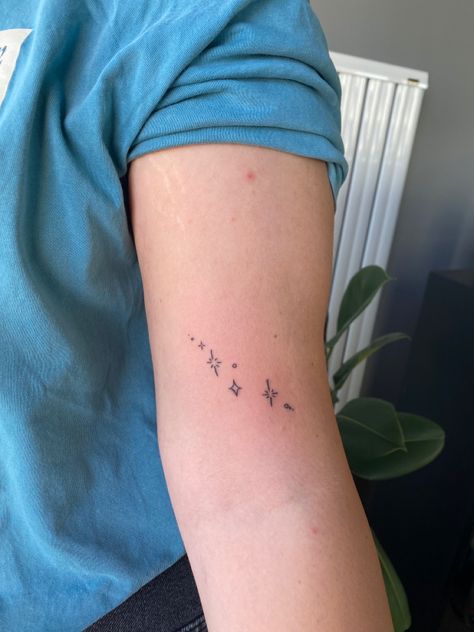 Shining Star Tattoo, Shinee Tattoo, Small Girly Tattoos, Tattoo Minimalist, Girly Tattoos, Star Tattoos, Shining Star, Piercing Tattoo, Mini Tattoos