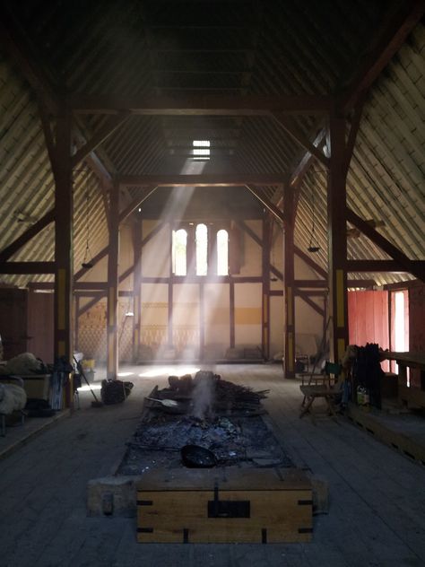 Inside Wychurst longhall Viking Buildings, Viking Encampment, Viking Longhouse, Viking Hall, Manor Interior, Norway Viking, Viking House, Fantasy Furniture, Viking Life