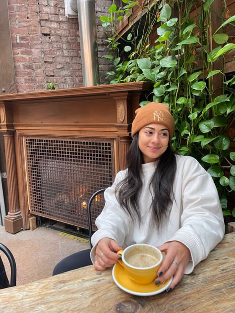 Coffee shop aesthetic winter outfit inspo brown beanie Brown Beanie Outfit, Beanie Outfit Aesthetic, Winter Coffee Shop, Outfit Inspo Brown, Coffee Shop Outfit, Aesthetic Winter Outfit, Brown Beanie, Beanie Outfit, Coffee Shop Aesthetic