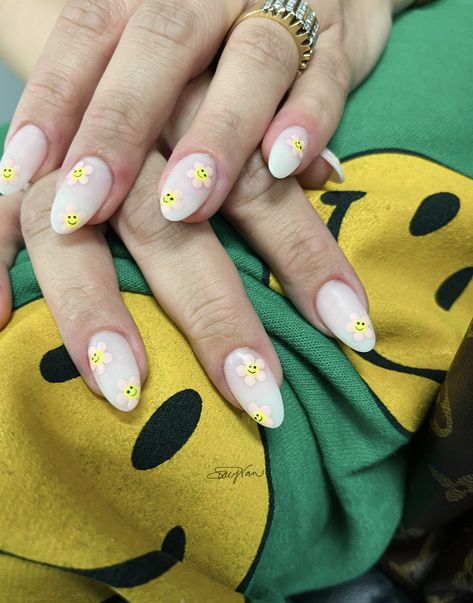 Smile Flower Nails, Flower Smiley Nails, Smiley Daisy Nails, Nail Art Smile, Smiley Acrylic Nails, Nail Art Spring 2024, Smiley Flower Nails, Smile Nails Design, Nails For 7th Grade