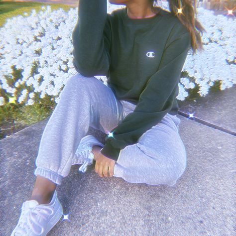 #everydayoutfits #trendy #sweatpants #fashion #schooloutfits  #champion #aesthetic Champion Sweatpants Outfit Women, Cute Grey Sweatpants Outfit, Champion Sweatpants Outfit, Sweatpants Outfit Grey, Outfit Grey Sweatpants, All Gray Outfit, Sweatpants And Sweatshirt Outfit, Outfits With Grey Sweatpants, Champion Aesthetic