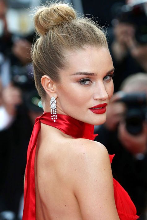 10 easy summer hairstyles to start wearing now: Rosie Huntington Whitely's high bun Red Carpet Makeup, Red Carpet Beauty, Red Lip Makeup, Rosie Huntington, High Bun, Easy Summer Hairstyles, Huntington Whiteley, Rosie Huntington Whiteley, Celebrity Beauty