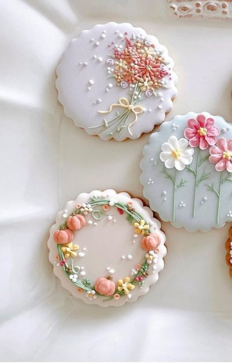 Pretty Cookies Decorated, Beautiful Cookies Decorated, Flowers Cookies Decorated, Sugar Cookie Designs Birthday, Mothers Day Cookies Ideas, Wildflower Cookies Decorated, Mother’s Day Cookies Decorated, Wildflower Sugar Cookies, Flower Royal Icing Cookies