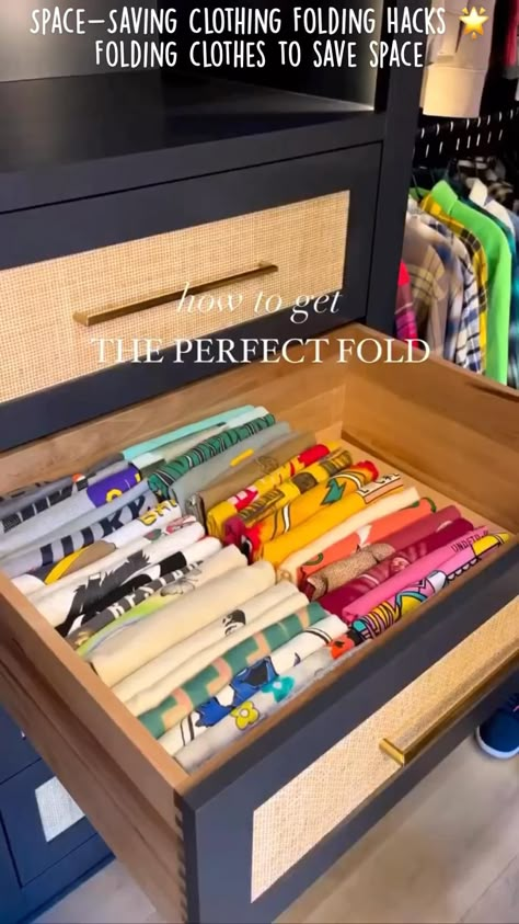 Clothing Folding, Small Room Storage, Clothes Drawer Organization, Folding Hacks, Small Room Organization, Room Organization Bedroom, Packing Hacks Clothes, Wardrobe Organisation, Closet Organization Ideas