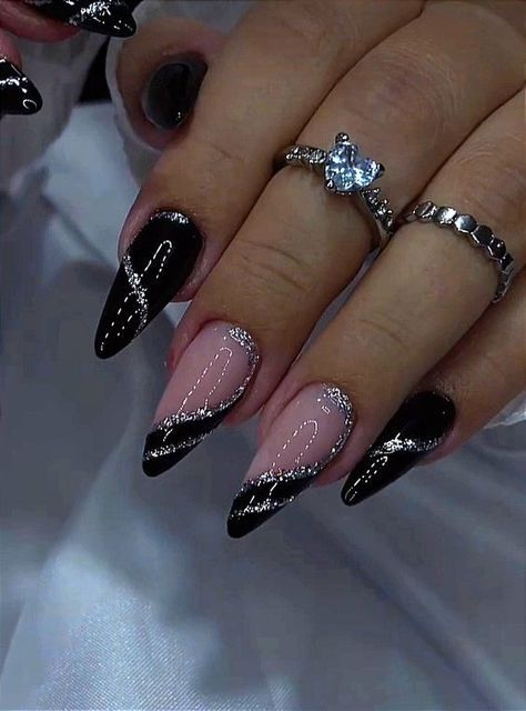 nail art Almond Nails Black And Silver, Elegant Nails Black And Silver, Black Silver Sparkle Nails, Silver And Black Christmas Nails, Black And Silver Nails Acrylic Almond, Black Sparkle Almond Nails, Nail Black And Silver, New Years Nails Dark, Black Acrylic Nails With Design