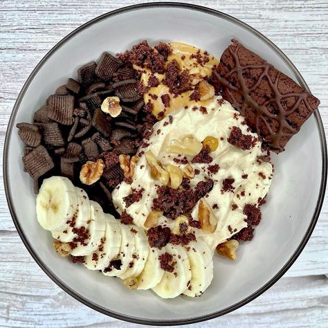 Chunky Monkey Yogurt Bowl 🐒🍌🍫 Happy Wednesday Friends! We’re almost half way through the week. We’re headed out camping this weekend so it’s a short week for me and I’m sooo excited!! This yogurt bowl has over 40 grams of protein and comes in at only 6 points.🤯 What makes this even more tasty is smashing your banana and adding it to your yogurt mix. It’s delicious and healthy! Check out the recipe on my website! For 10% off @simplydelishnatural Pudding & Protein Mixes use code WWDIANA10 📌... Healthy Pudding Recipes, 40 Grams Of Protein, Healthy Pudding, Protein Yogurt, Protein Mix, Chunky Monkey, Yogurt Bowl, Creamy Desserts, Instant Pudding