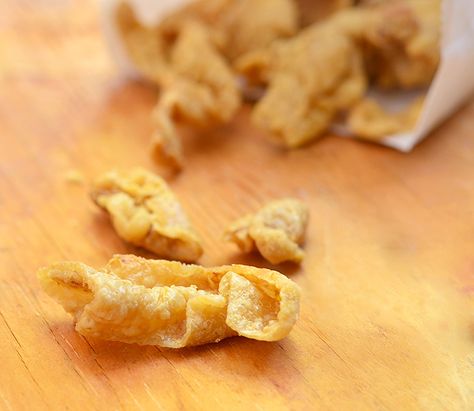 Chicken Skin Chicharon are popular Filipino snacks made with chicken skin deep fried until crisp and golden Chicken Skin Recipes, Pilipino Recipe, Filipino Appetizers, Chicken Skins, Filipino Delicacies, Fried Chicken Skin, Kawaling Pinoy, Skin Recipes, Filipino Snacks