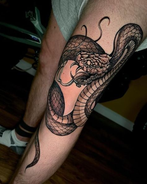 Snake Knee Tattoo, Above Knee Tattoo Men, Kneecap Tattoo, New Jersey Tattoo, Lion Head Tattoos, Tattoo Equipment, Muster Tattoos, Knee Tattoo, Snake Tattoo