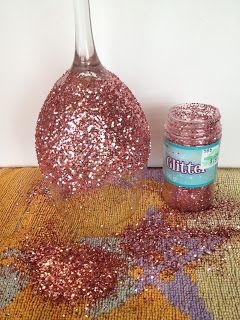 My Simple Obsessions: DIY Glitter Wine Glasses "I made these for my bridesmaids, it works best with extra fine glitter and coating the glitter compleltly afterwards (it took me two coats.)" Diy Glitter Wine Glasses, Glitter Wine Glasses Diy, Glitter Wine Glasses, Diy Wine Glasses, Glitter Glasses, Diy Bachelorette Party, Wine Glass Crafts, Diy Glitter, Glitter Wine