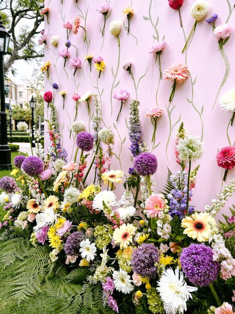 Flowers & flowers galore for The Americana at Brand’s Baubles and Brunch event 🌸 Such a gorgeous photo moment come to life with fresh florals and a beautiful color palette ✨

Corrie in Color is a creative studio specializing in custom event decoration and art installations that bring events and interiors to life. Pastel Flower Wall, Photowall Ideas, Photo Moment, Brunch Event, Creative Backdrops, Floral Birthday Party, Flower Wall Backdrop, Garden Wedding Decorations, Flower Party