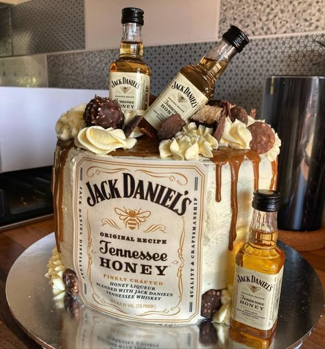 Jack Daniels Honey Cake, Alcohol Cake Design For Women, Jack Daniels Cake Ideas, Jack Daniel’s Cake, Jack Daniels Cake For Men, Birthday Cake Jack Daniels, Birthday Cake With Alcohol Bottles, Jack Daniels Torte, Bolo Jack Daniels